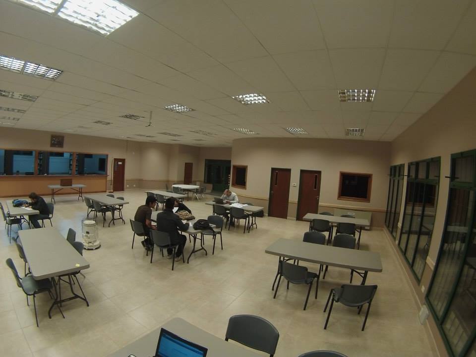 Salón de estudio y comedor del instituto