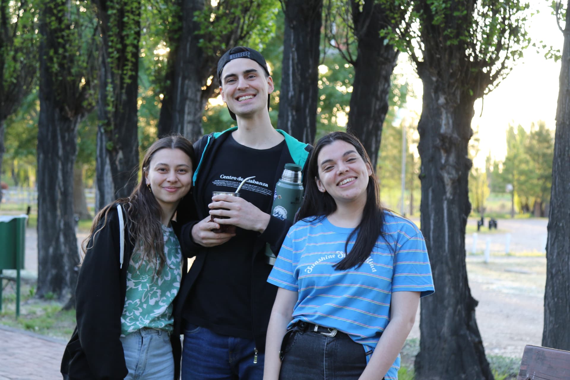 Estudiantes compartiendo un mate en el parque