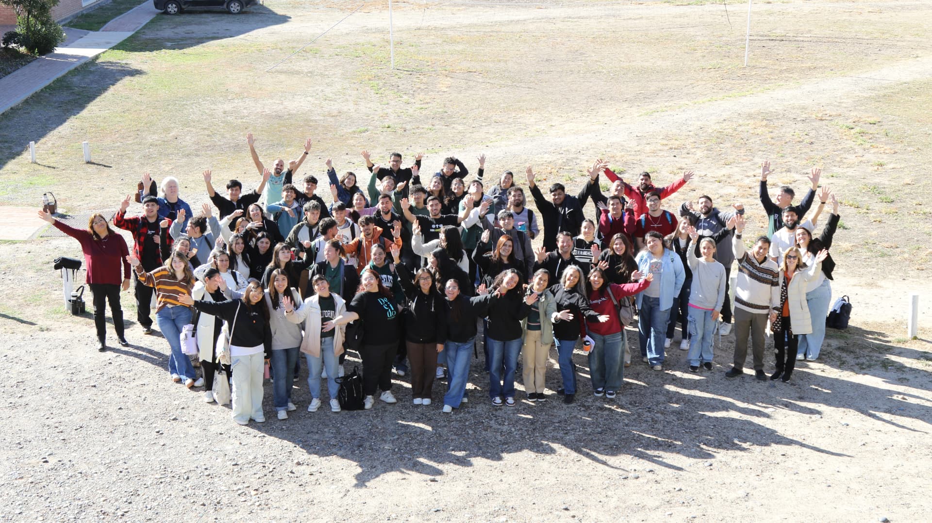 Foto grupal de estudiantes y docentes del instituto