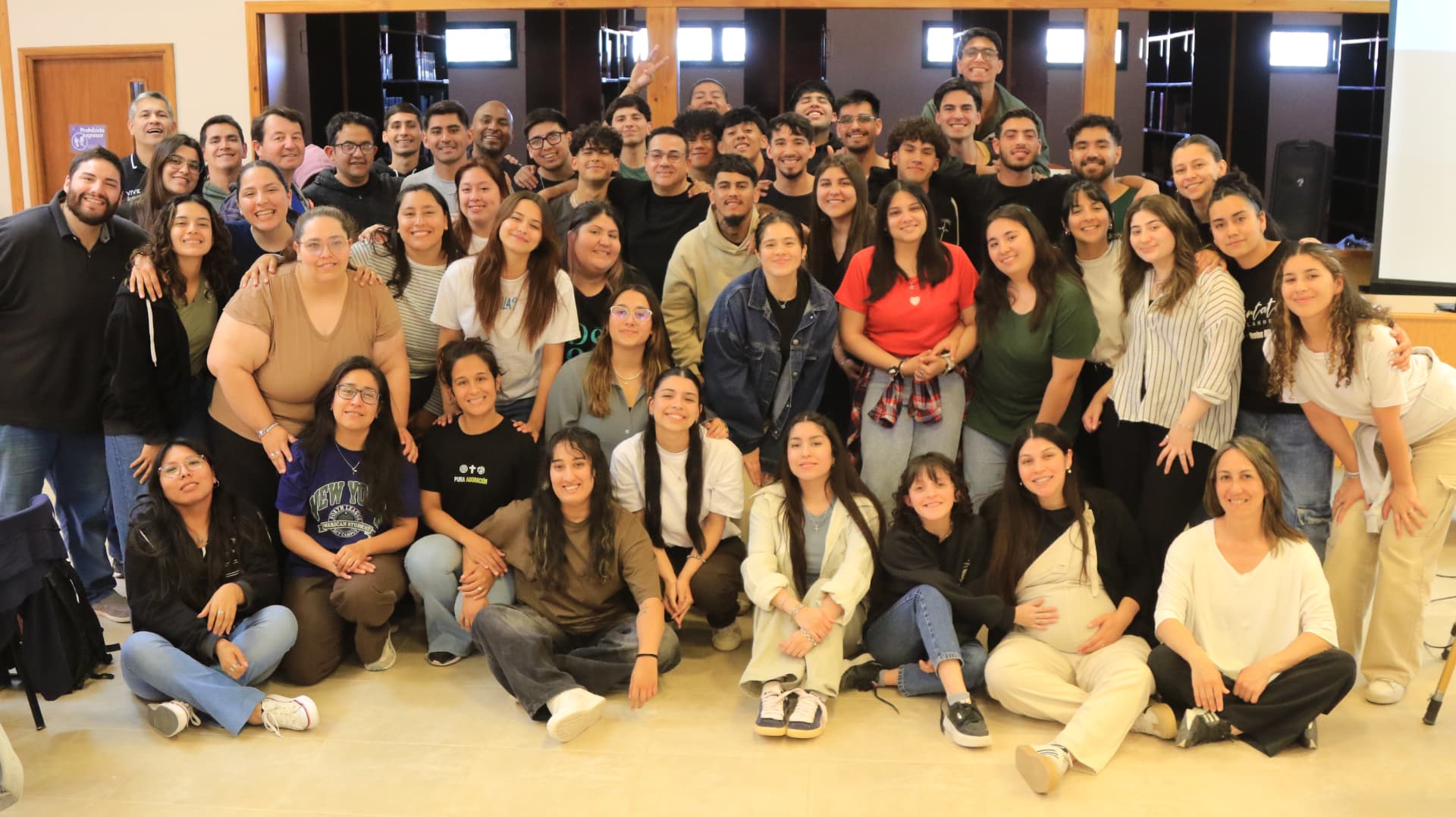 Foto grupal de estudiantes y docentes del instituto