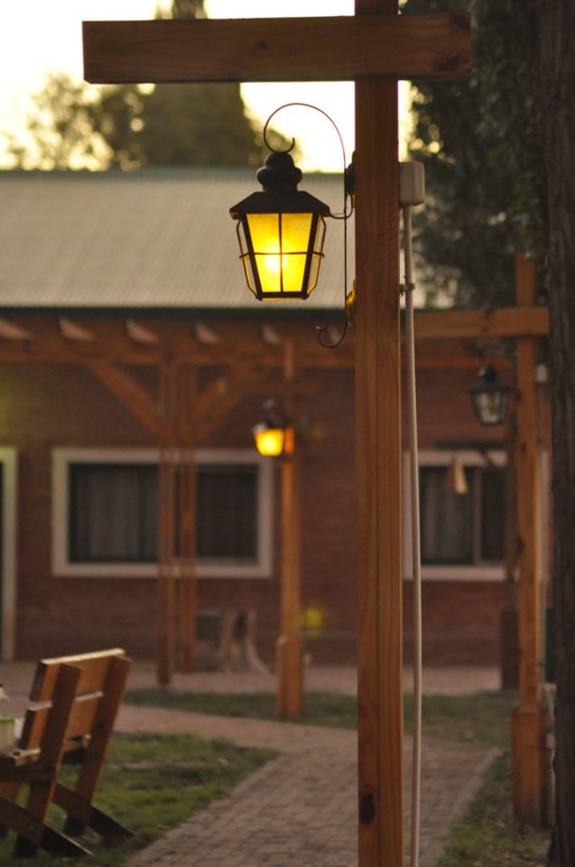 Patio del instituto al atardecer con faroles encendidos